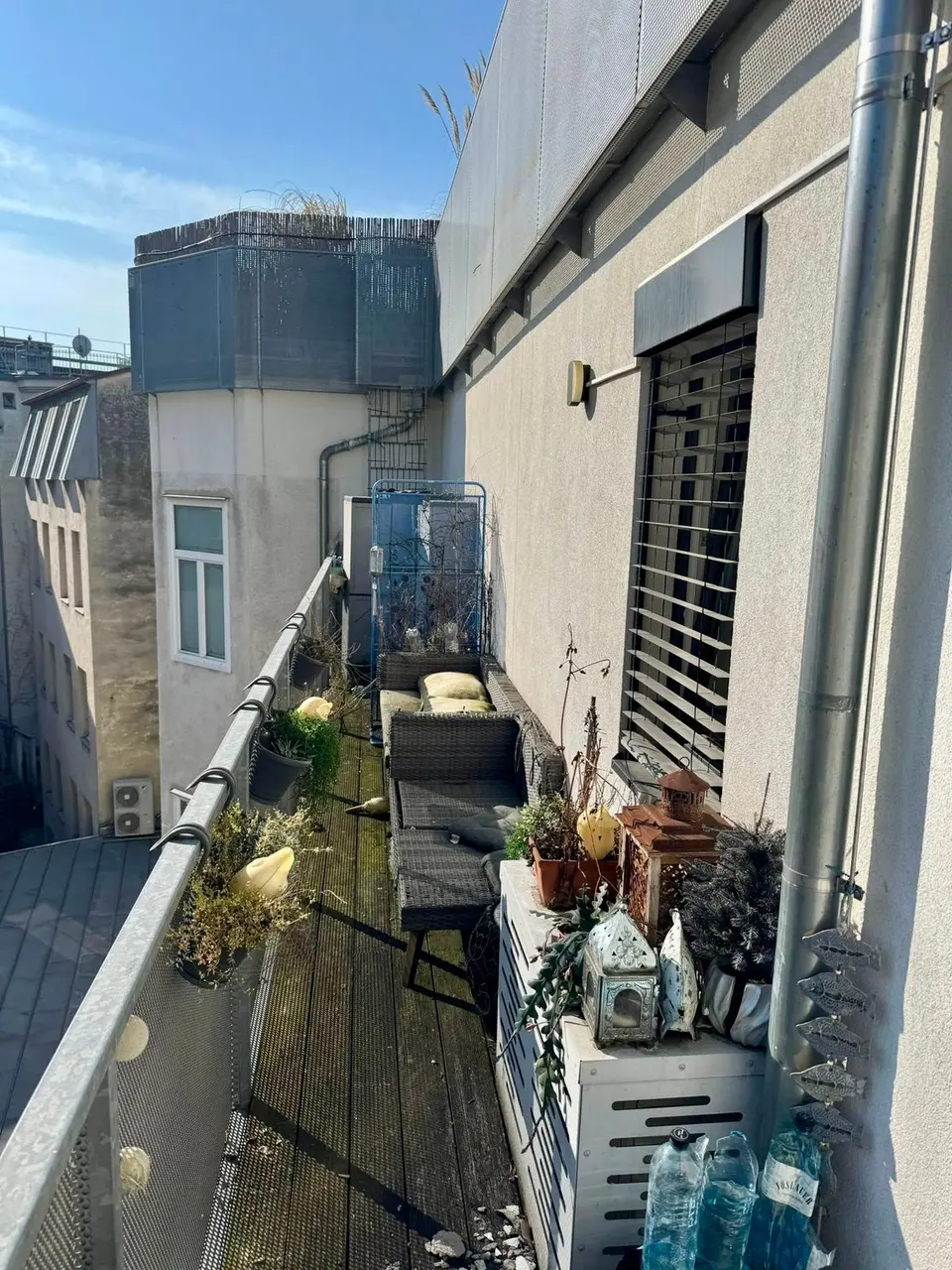 Terrassenrückbau Wien – Zustand vorher mit beladener Balkonfläche