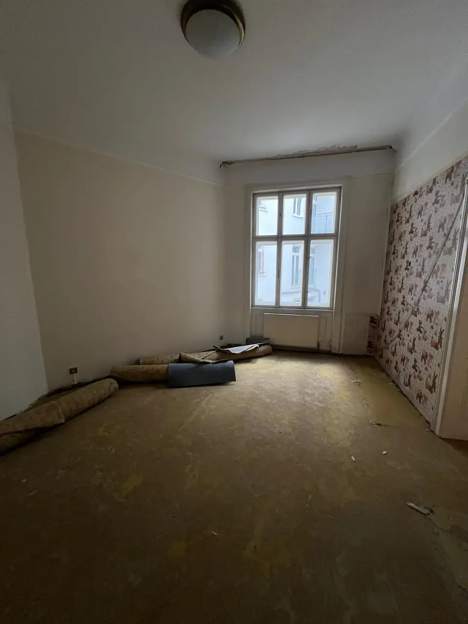Wohnungsentkernung Wien – Zustand vorher mit Innenausbau und Bodenbelägen